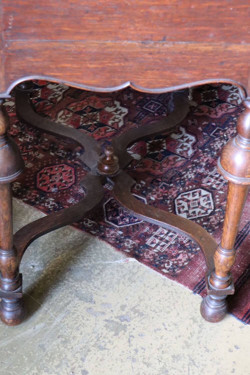 An early 20th century oak lowboy, width 80.5cm depth 52cm height 84cm